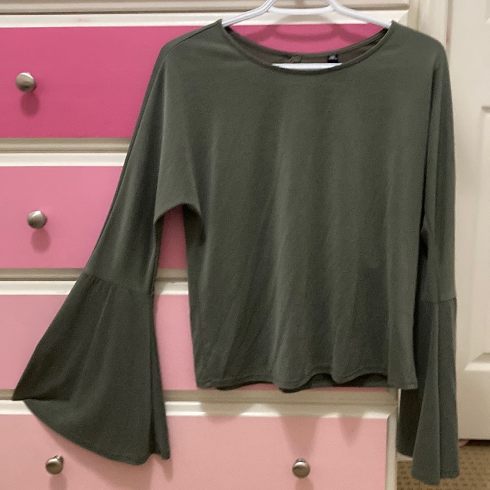 Design lab green long sleeve bell sleeve top